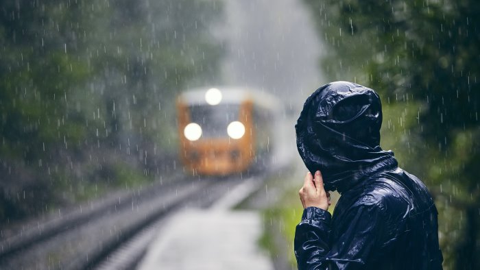 maltempo treni bloccati interrotta la tratta scafati poggiomarino