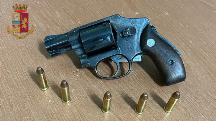 scampia tenta di disfarsi di una pistola arrestato un 30enne