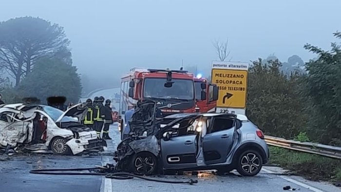 scontro tra due auto una si incendia feriti e paura all uscita di dugenta