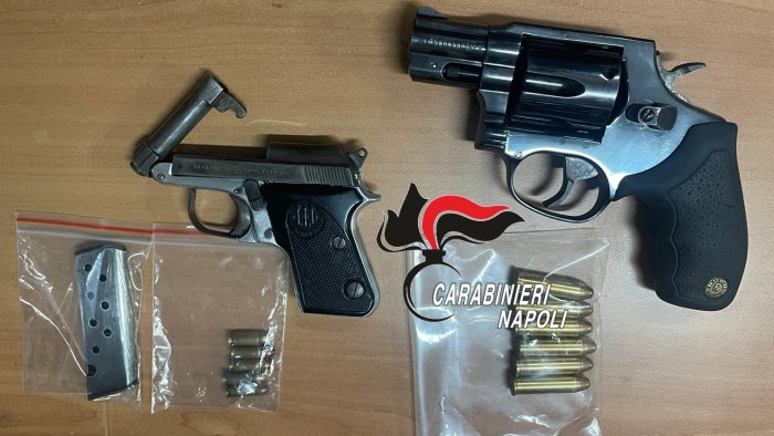 napoli in strada con pistola pronta all uso carabinieri arrestano 21enne