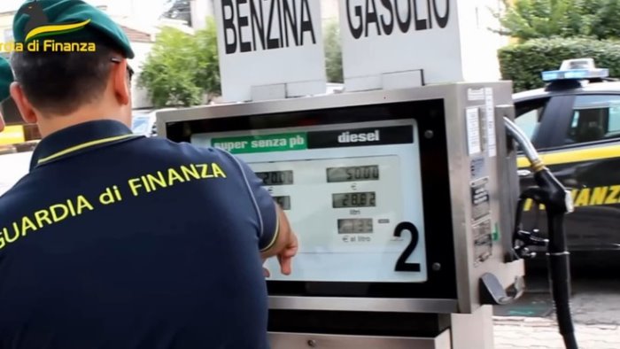 controlli della finanza agli impianti di carburante scoperto gasolio adulterato