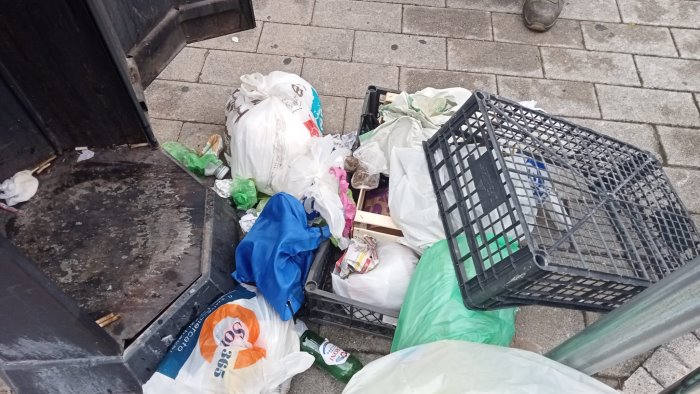 salerno pulita denuncia cestini stradali usati come piccole discariche