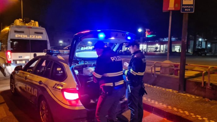 controlli della polizia con etilometro 32 persone identificate