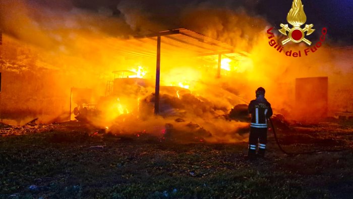 in fiamme un deposito agricolo a bisaccia danni e paura