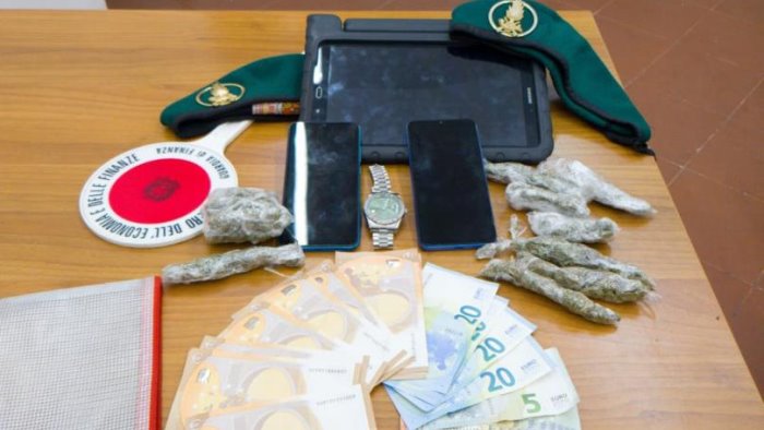 boscoreale pusher arrestato nella notte durante un controllo della finanza