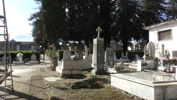 furti nel cimitero il comune plaude alla proposta di moscaritolo