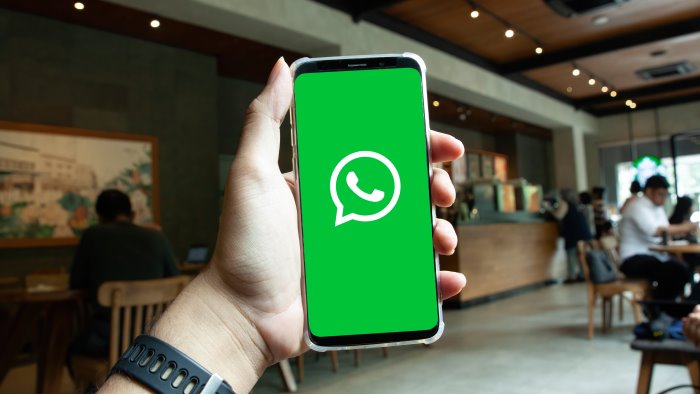 napoli da oggi un canale whatsapp per cittadini e turisti