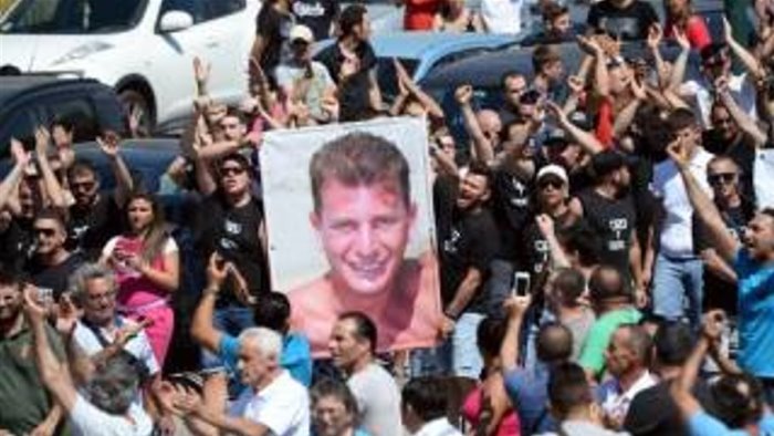 striscione per de santis legali famiglia esposito chiudete la curva