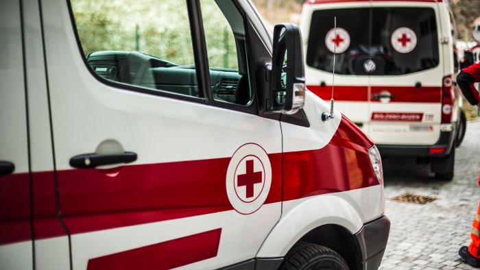 montecorvino rovella si scontrano auto e bus 5 feriti