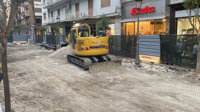 salerno lavori al corso durante le luci si valuta la riduzione del cantiere