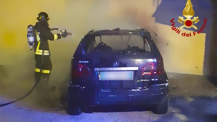 montoro incendiata un auto alla frazione aterrana danni alla chiesa