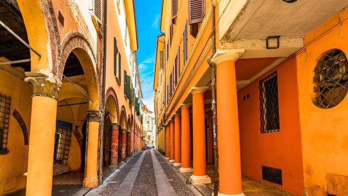 la truffa della falsa stanza in affitto a bologna ingannata studentessa irpina