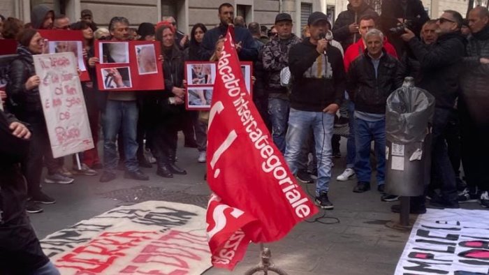 protesta disoccupati a napoli nella sede del consiglio comunale