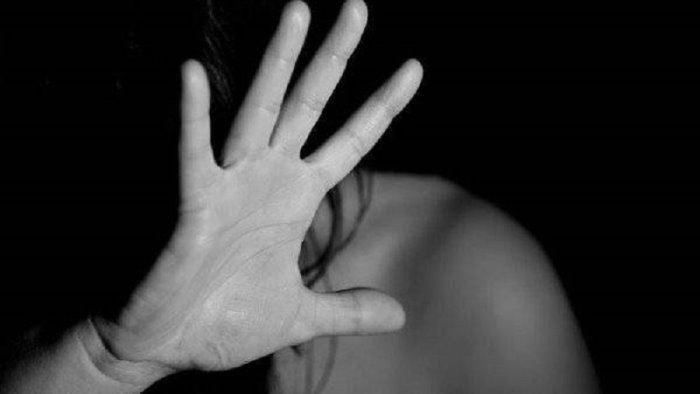 accusato di violenza su ragazza mica pensavi che ero uscito solo per fumare