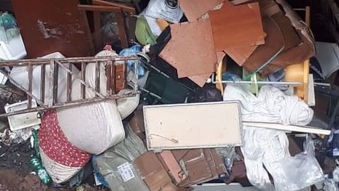 napoli emergenza discariche a cielo aperto ai quartieri spagnoli