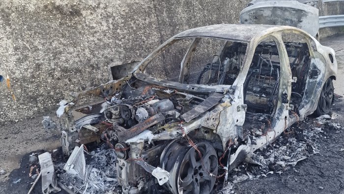 auto in fiamme lungo l a16 napoli canosa paura ma per fortuna nessun ferito