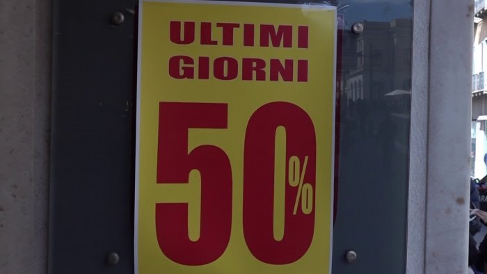 commercio clima ancora mite e ridotto potere d acquisto rinviare i saldi