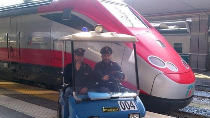 maxi controlli alla stazione centrale di napoli 400 persone identificate