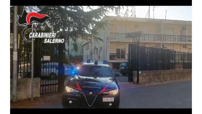 nasconde droga in auto e non si ferma all alt dei carabinieri arrestato