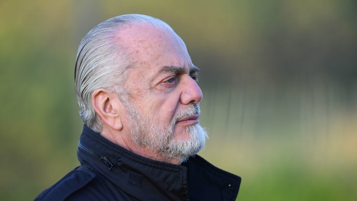 de laurentiis torna a castel volturno vicino alla squadra