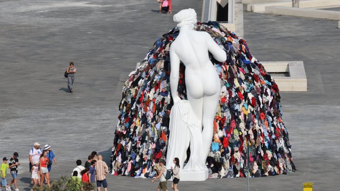 napoli rinasce la venere degli stracci pistoletto donera l opera alla citta