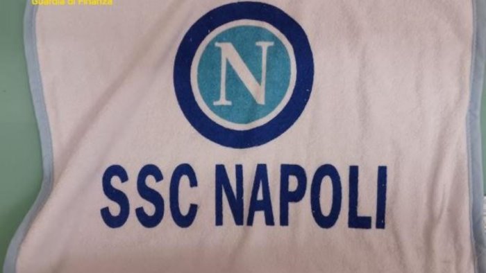 Gadget, vestiti e grembiuli del Calcio Napoli falsi, scatta il sequestro -   Salerno
