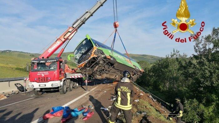 tragedia in a16 bus nella scarpata depositata la consulenza medico legale