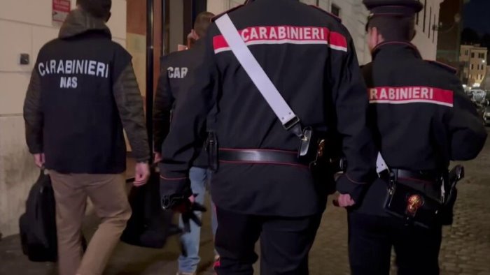 ispezioni dei carabinieri e asl nei locali della movida multe salate e chiusure