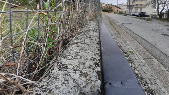 ariano un passamano di ferro scomodo ecco cosa accade in contrada viggiano