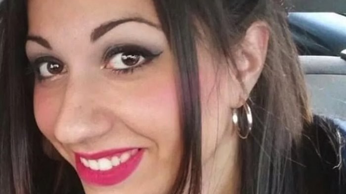 uccide la moglie e poi si suicida era convinto che lei lo tradisse