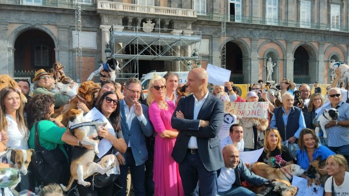 sit in contro il divieto d ingresso dei cani nei giardini di palazzo reale