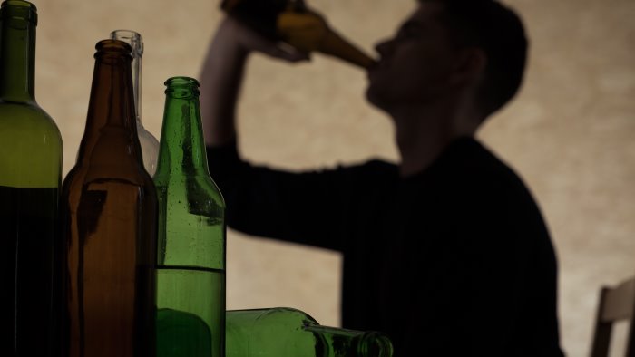 alcol a minorenni multa e denuncia per un bar di chiaia