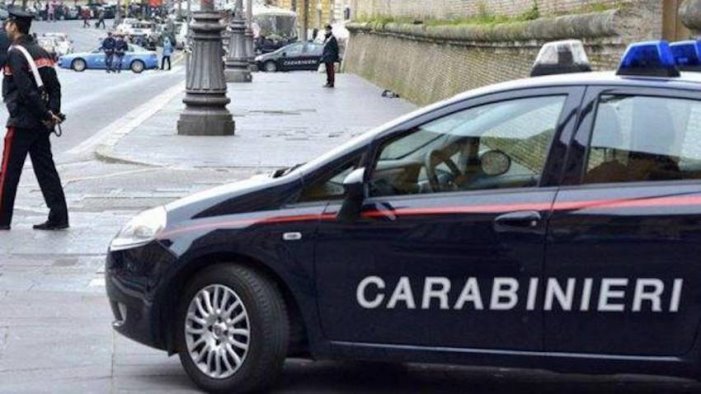 allarme bomba in centro intervengono gli artificieri per una valigetta