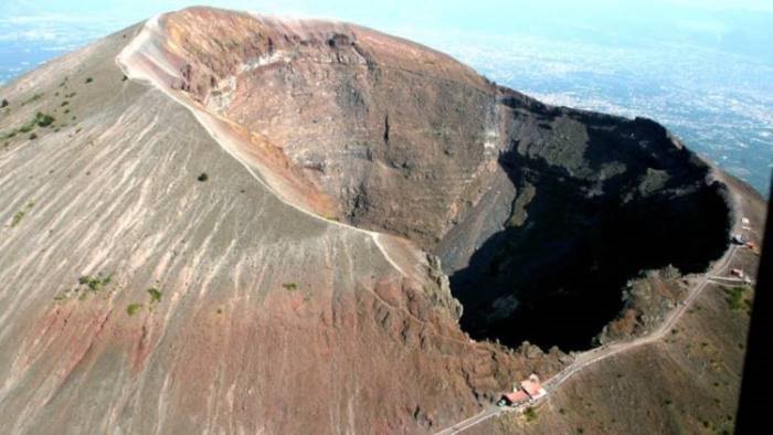 campi flegrei vergogna social c e chi inneggia all eruzione del vesuvio