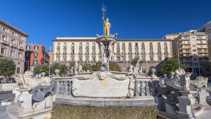 allarme bomba in piazza municipio a napoli artificieri all opera