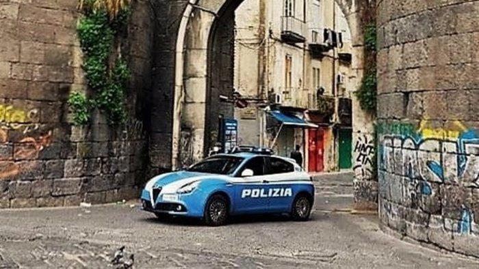 porta nolana la polizia ripristina area abusiva e arresta un 34enne nigeriano