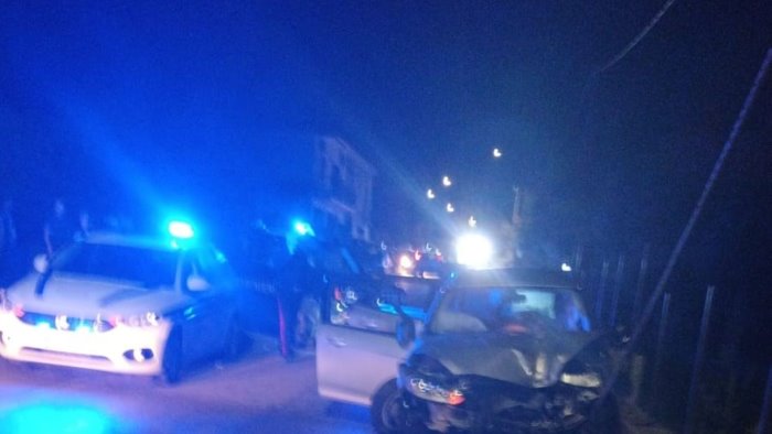 albanella inseguito dai carabinieri si schianta con l auto contro un palo