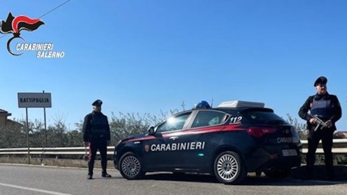 ruba un auto e poi minaccia i carabinieri in manette un uomo a bellizzi