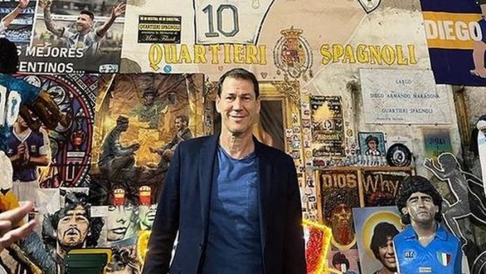 rudi garcia ai quartieri spagnoli fa visita al murales di maradona