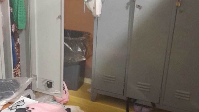 napoli raid vandalico negli spogliatoi femminili della clinica ostetrica