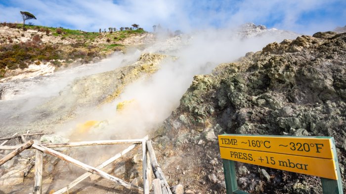 campi flegrei notizia allerta arancione genera panico i sindaci no allarmismi