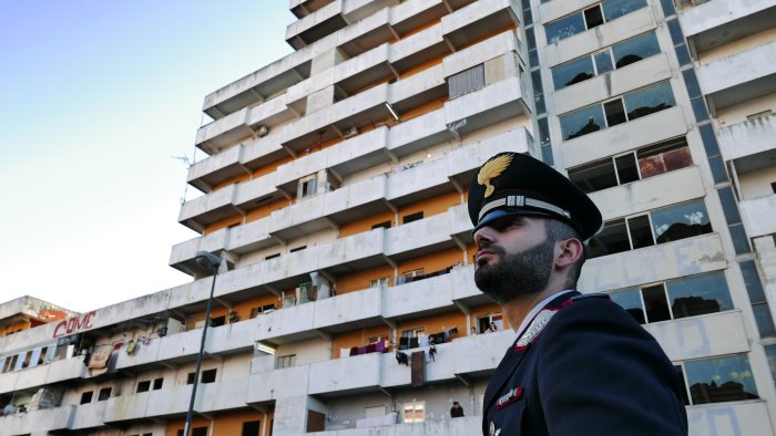 scampia carabinieri setacciano le vele pusher in manette