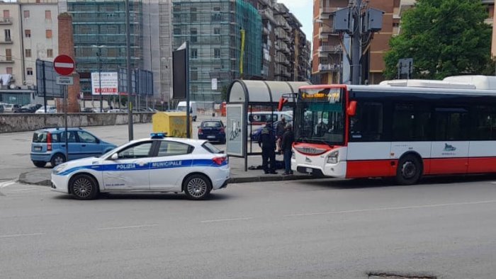 avellino chiede un informazione sui bus e lite in piazza kennedy