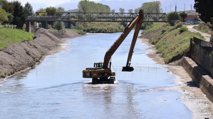 fiume tanagro continuano le operazioni di svuotamento della vasca a polla