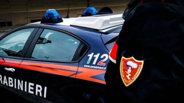 suv sospetto in piazza kennedy all alt dei carabinieri si da alla fuga