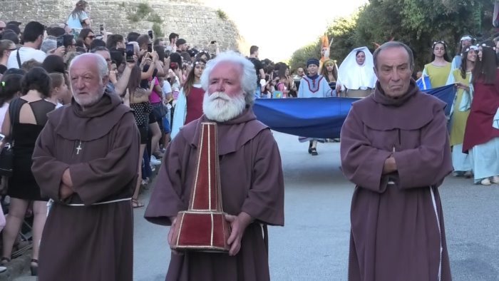 ariano la rievocazione storica del dono delle sacre spine approda a viterbo