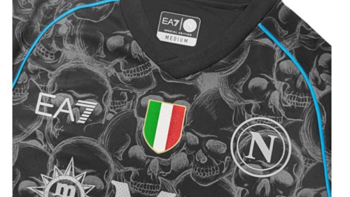 napoli la maglia di halloween con i teschi del cimitero delle fontanelle