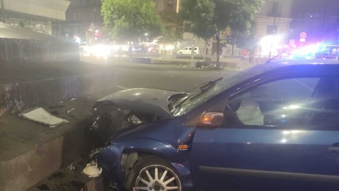 si schianta con l auto in piazza garibaldi muore tragedia nel centro di napoli