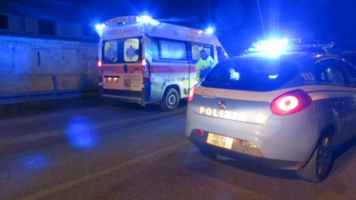 speronano auto polizia si ribaltano con la loro che notte sulla fondovalle