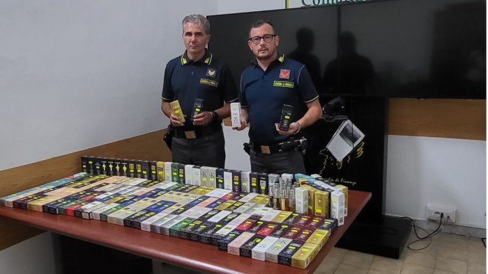 profumi di marca contraffatti denunciato il titolare di un negozio